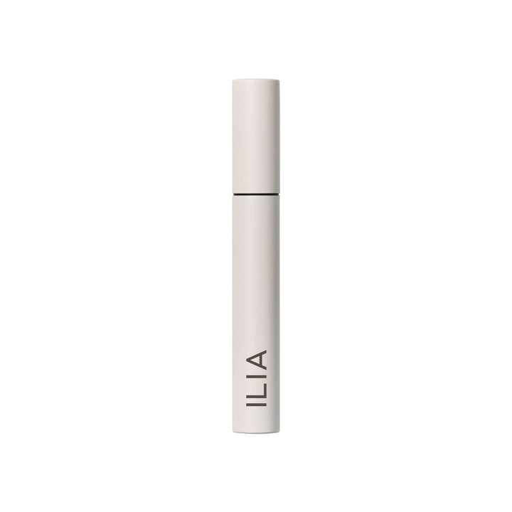 Ilia Limitless Lash Mascara steht vor weißem Hintergrund.