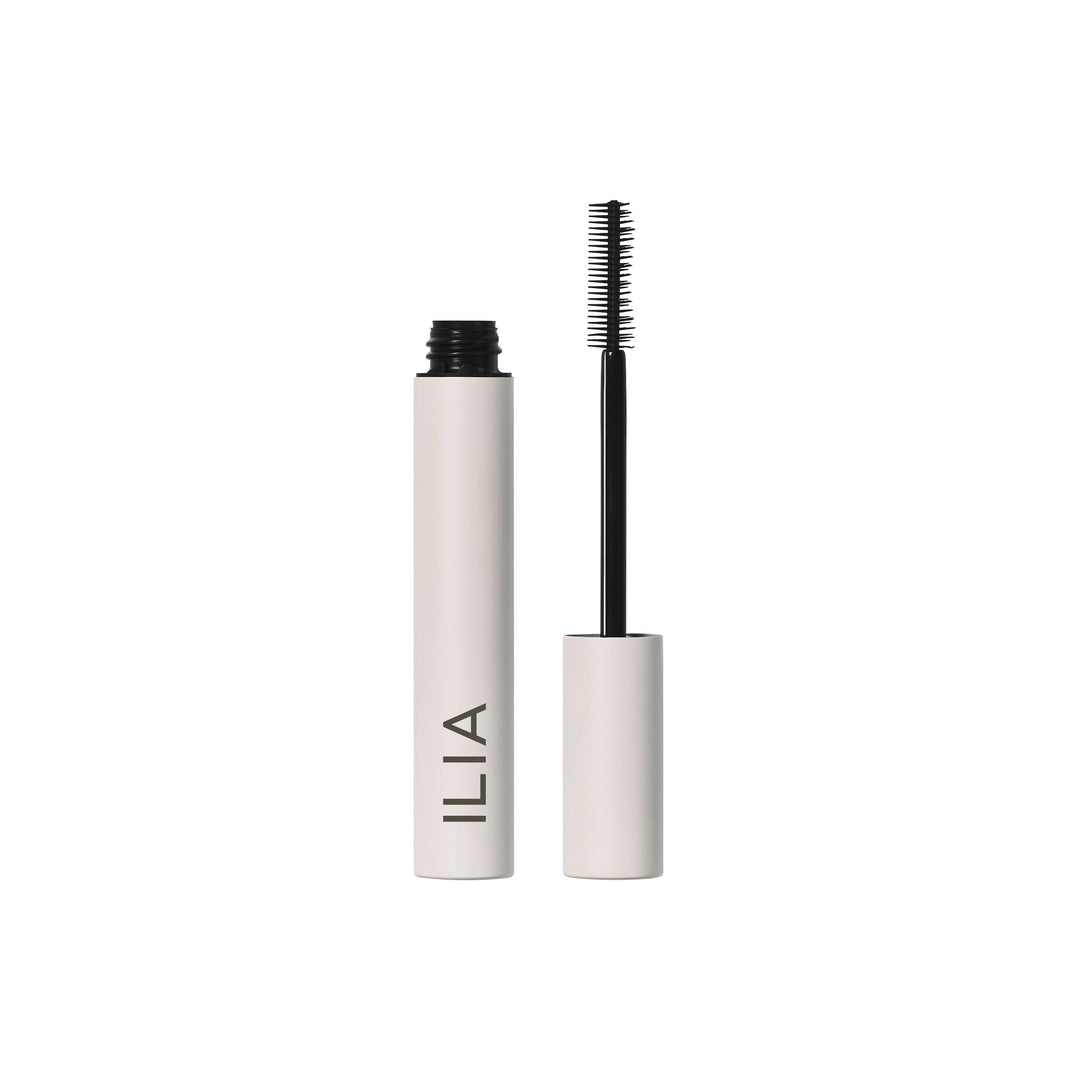 Ilia Limitless Lash Mascara steht offenen neben der Bürste vor weißem Hintergrund. North Glow