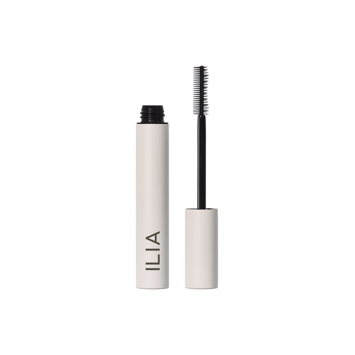 Ilia Limitless Lash Mascara steht offenen neben der Bürste vor weißem Hintergrund.