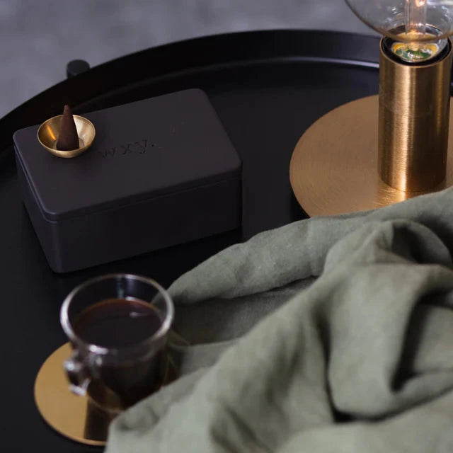 Oudh-Räucherkegel auf Tablett in stimmungsvoller, harmonischer Atmosphäre.