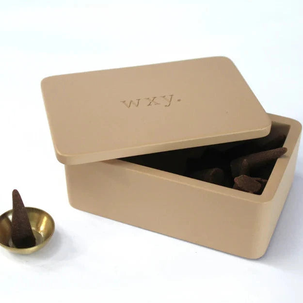 Geöffnete wxy. rose petal Betonbehälter für Räucherkegel vor weißem Hintergrund. North Glow