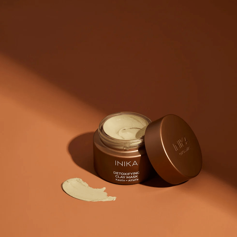 INIKA Organic Detoxifying Clay Mask im nachhaltigen Glasflakon mit grünem Tonerde-Inhalt