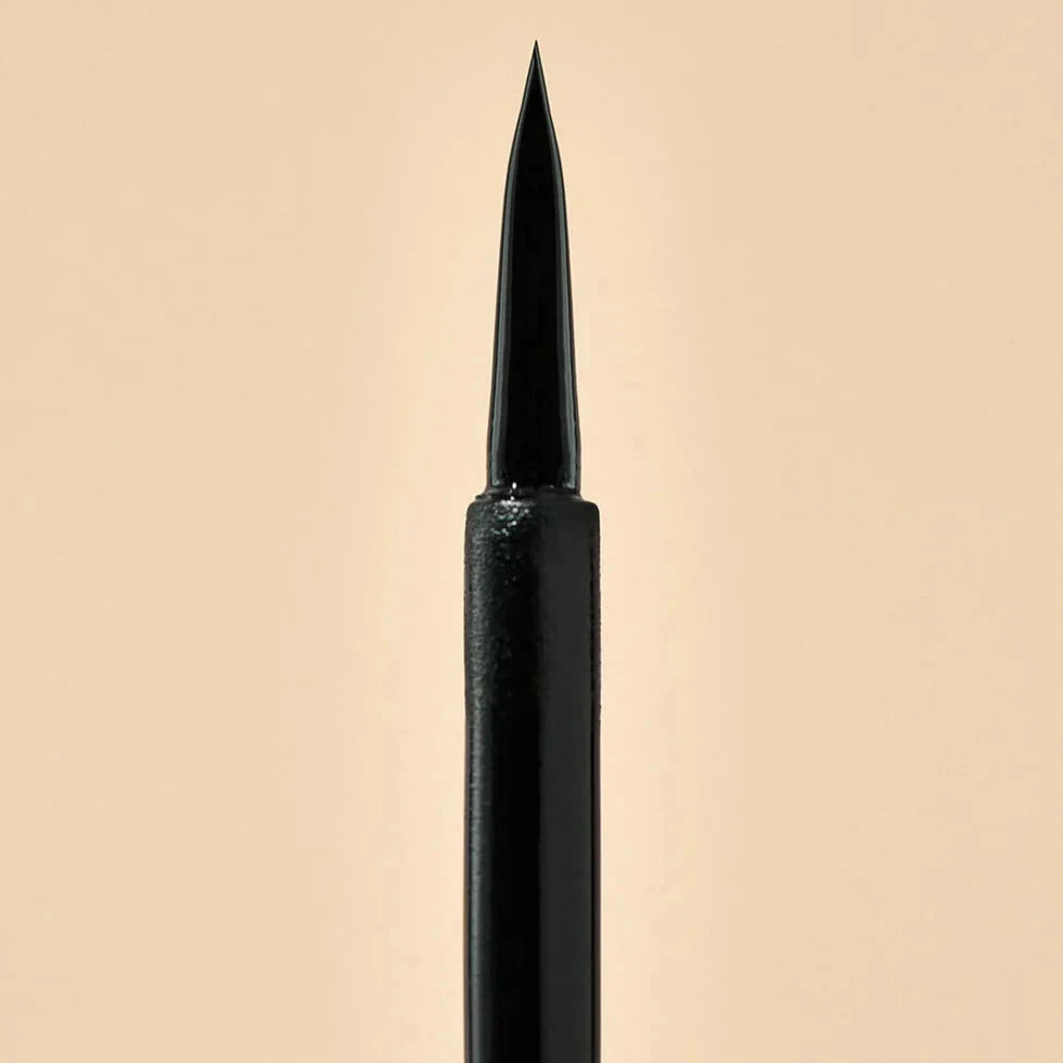 Auftrgepinsel des INIKA Liquid Eyeliners. North Glow