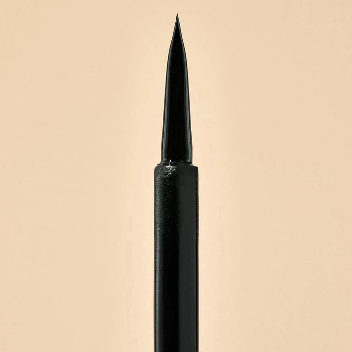 Auftrgepinsel des INIKA Liquid Eyeliners.