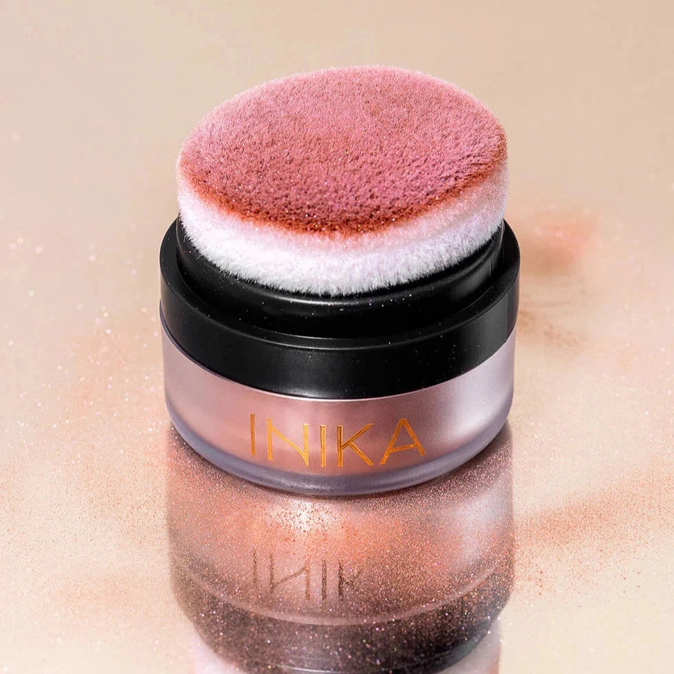 Mineral Blush Puff Pot geöffnet auf Spiegelfläche.