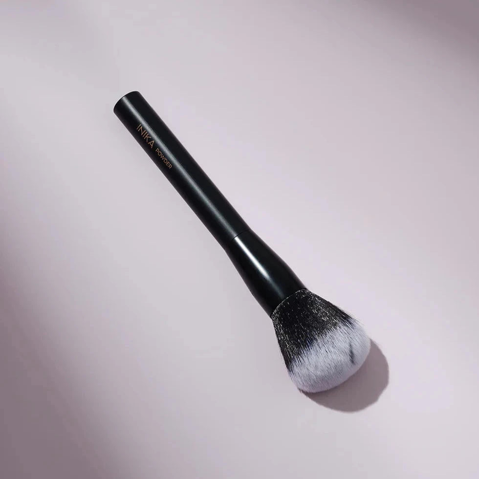 Powder Brush von INIKA Organic liegend.