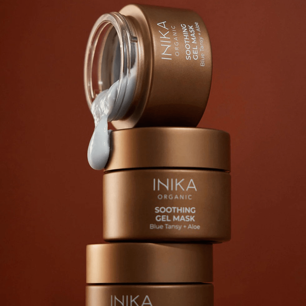 Frische, transparente Geltextur der INIKA Soothing Mask mit Aloe Vera und Blue Tansy