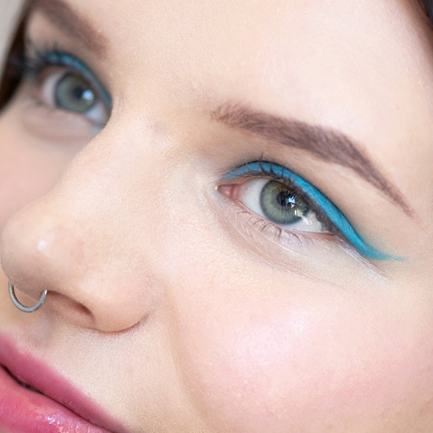Nahaufnahme Augen geschminkt mit Jojoba Eye Pencil cerulean. North Glow
