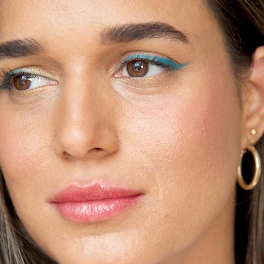 Nahaufnahme Gesicht, Augen geschminkt mit Jojoba Eye Pencil cerulean.