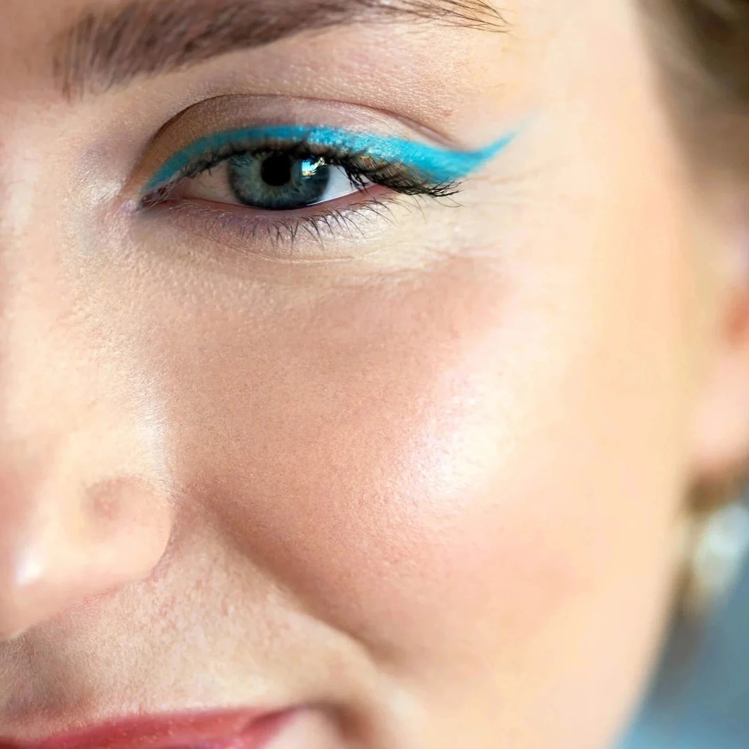 Nahaufnahme Auge geschminkt mit Jojoba Eye Pencil cerulean.