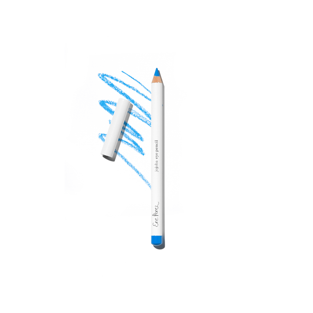 Offener Jojoba Eye Pencil CERULEAN von Ere Perez mit Farbbeispiel vor weißem Hintergrund.