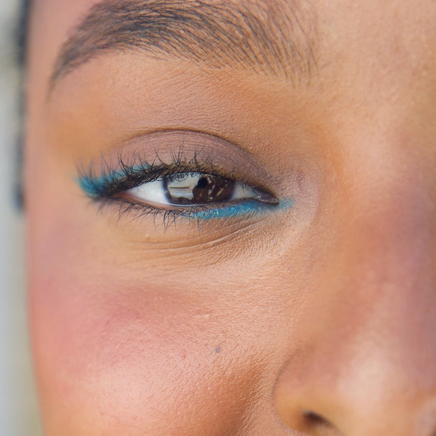 Nahaufnahme Auge geschminkt mit Jojoba Eye Pencil cerulean. North Glow