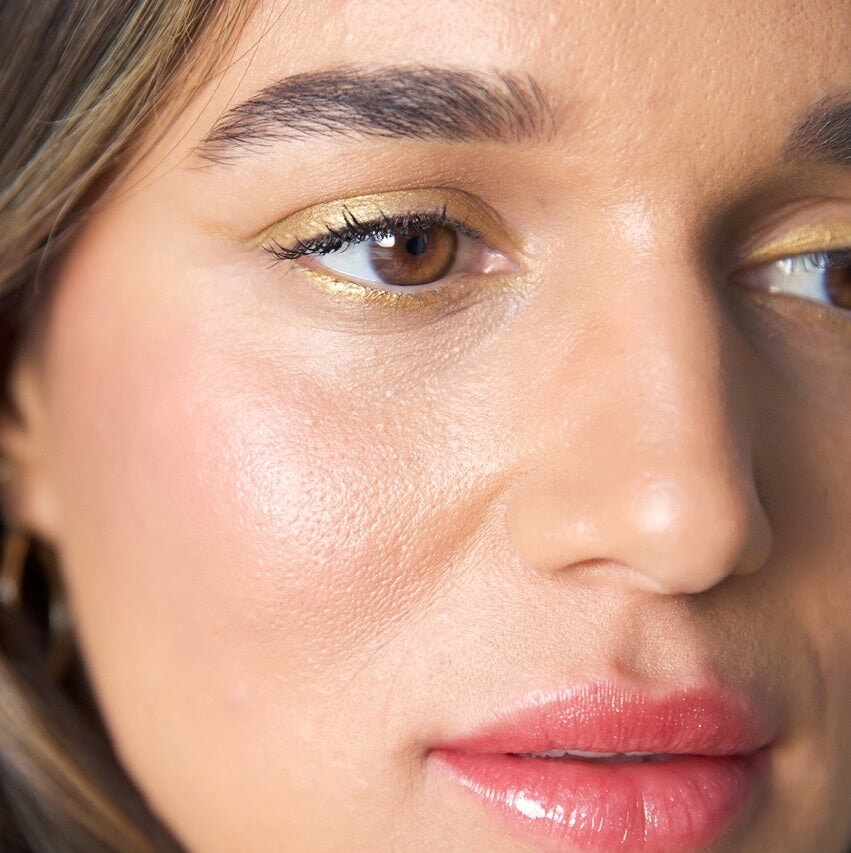 Nahaufnahme eines Augens, geschminkt mit dem Jojoba Eye Pencil "Oro" von Ere Perez.