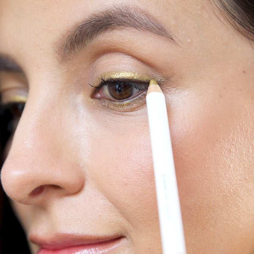 Nahaufnahme eines Augens, wird geschminkt mit dem Jojoba Eye Pencil "Oro" von Ere Perez.