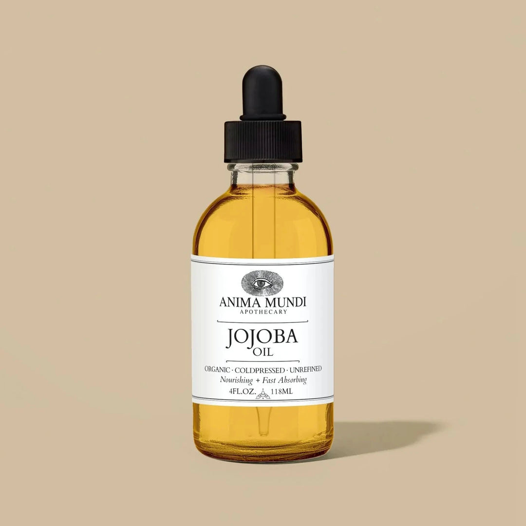 Glasflasche Jojoba Oil von Anima Mundi, stehend, vor beigem Hintergrund. North Glow