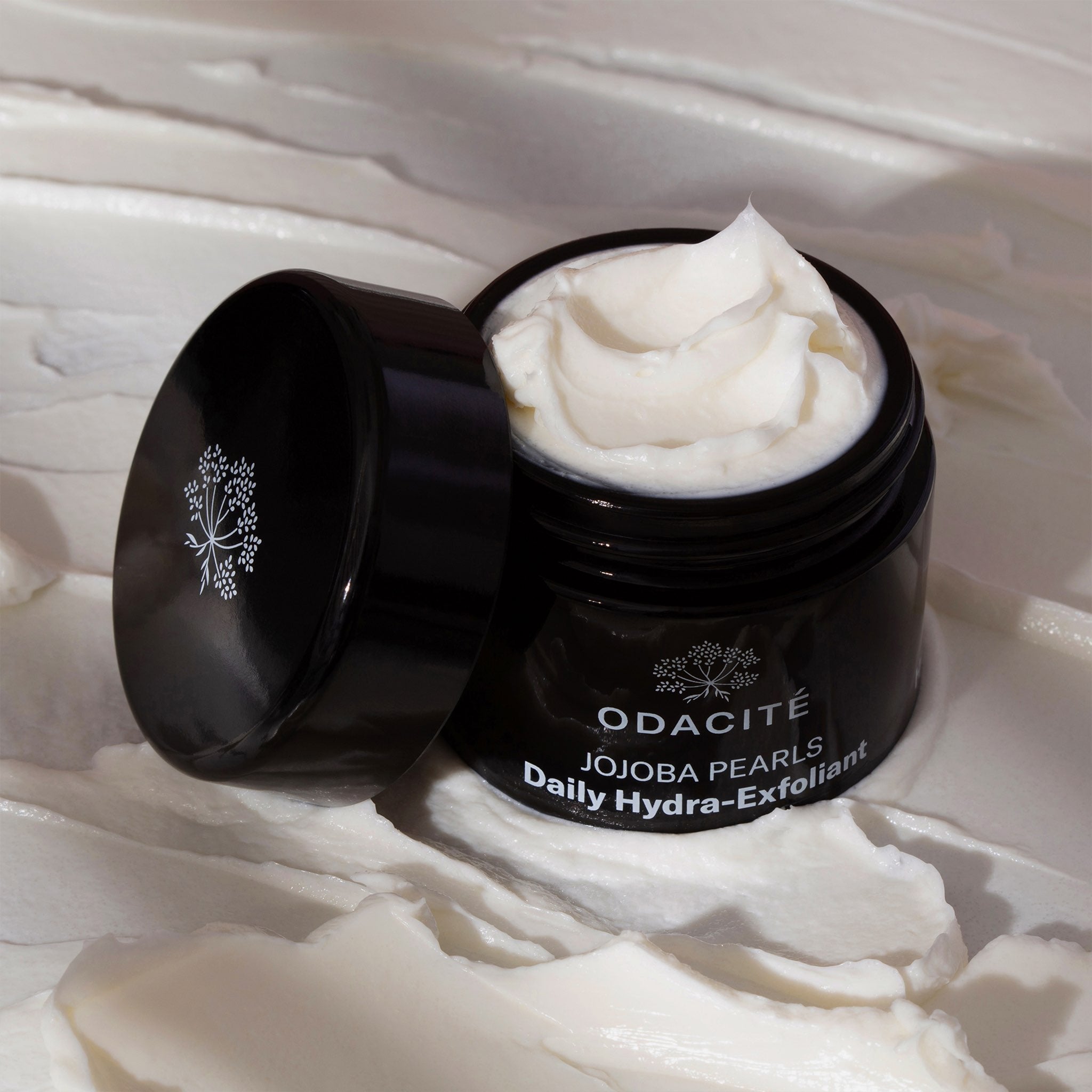 Im edel schwarzen Glastiegel - Odacité Jojoba Pearls mit cremiger Textur 