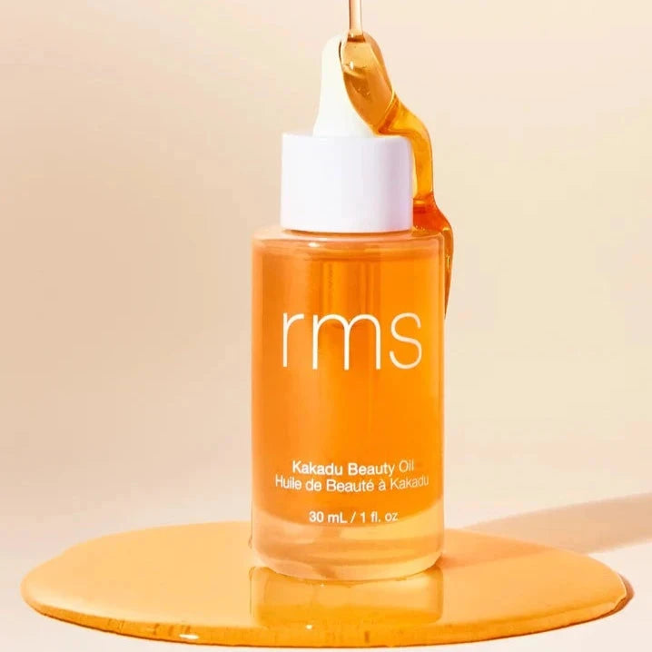 Honigfarbene Flüssigkeit fließt über die Pipettenflasche des Kakadu Beauty Oils on RMS.