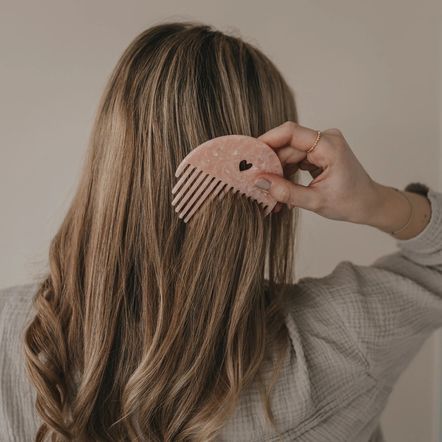 Rosa Kamm mit Herz-Design von Eulenschnitt – ideal für glattes, lockiges oder welliges Haar