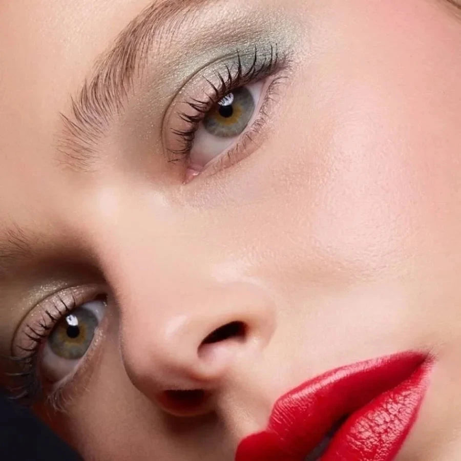 Gesicht mit Lippenstift von Le Rouge Francais.