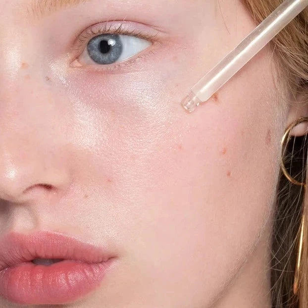 ILIA True Skin Radiant Priming Serum in Gebrauch