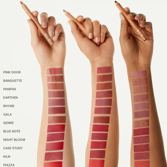 3 Arme mit verschiedenen Hauttönen sind bemalt mit den verschiedenen Farben der ILIA Lip Sketch Hydrating Crayons.