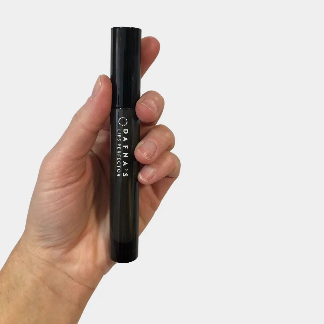 LIPS PERFECTOR von DAFNA´S wir von einer Hand gehalten. North Glow