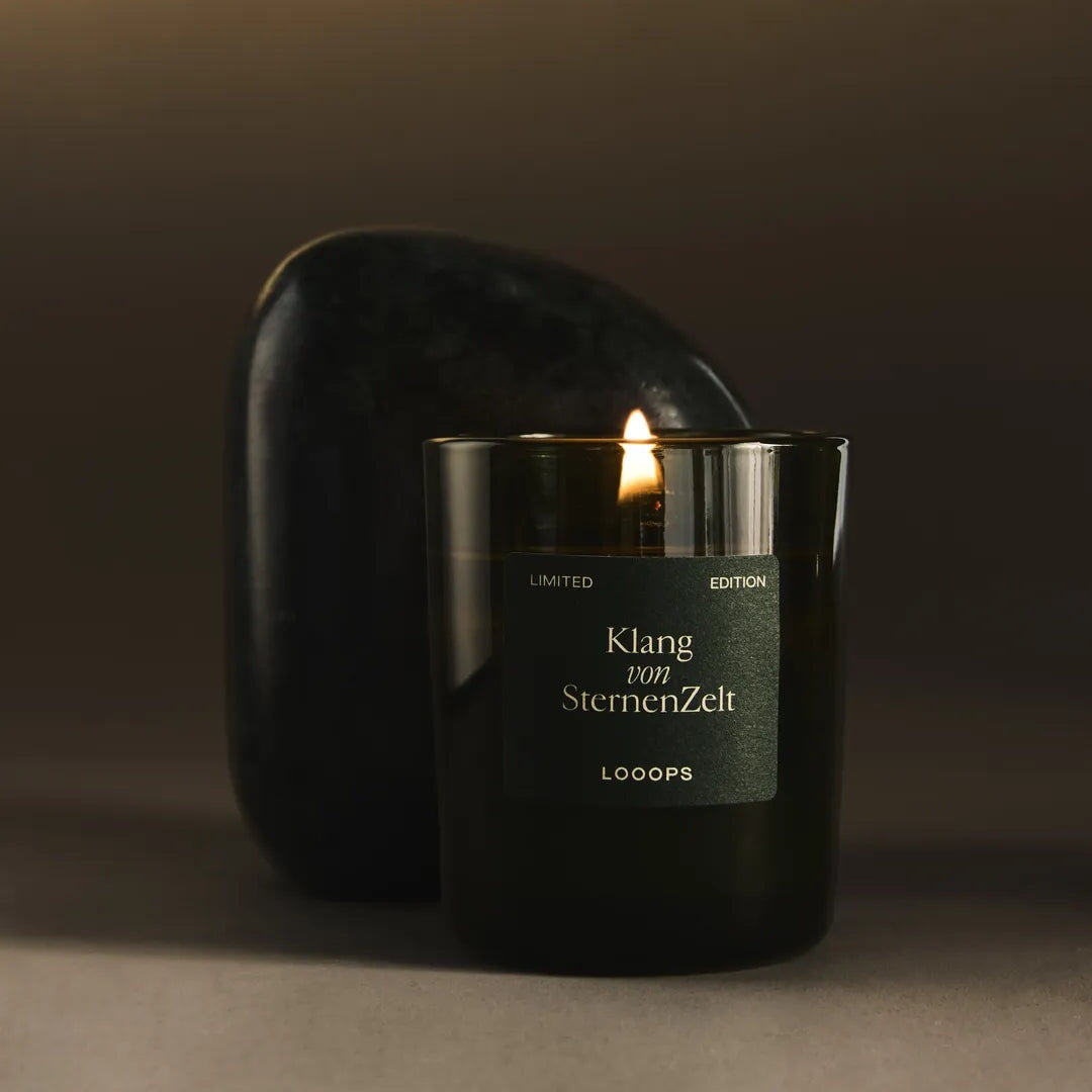 Brennende Kerze von Looops - Limited Editio Klang von Sternenzelt winterlich inszeniert North Glow