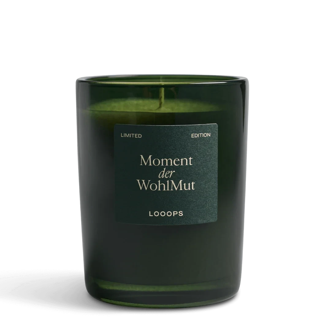 Looops Wohlmut Große Duftkerze (limitierte Edition) im tannengrünen Glas.