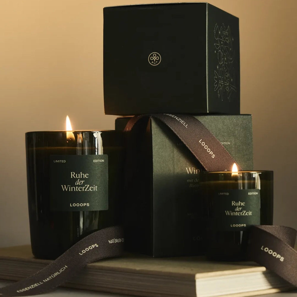 Winterliche Duftkerze Limited Edition Ruhe der Winterzeit von Looops in 2 Größen mit Verpackungen festlich dekoriert.