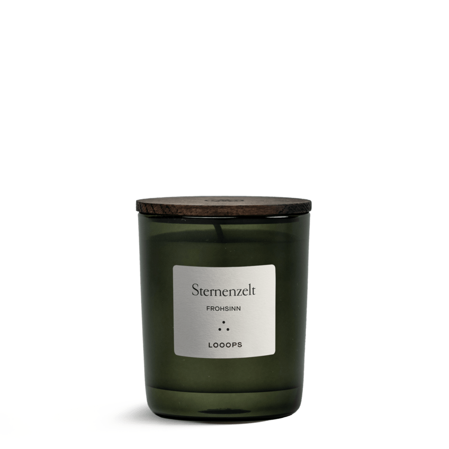 Grünes Kerzenglas "Sternenzelt" von Looops mit Deckel vor weißem Hintergrund.