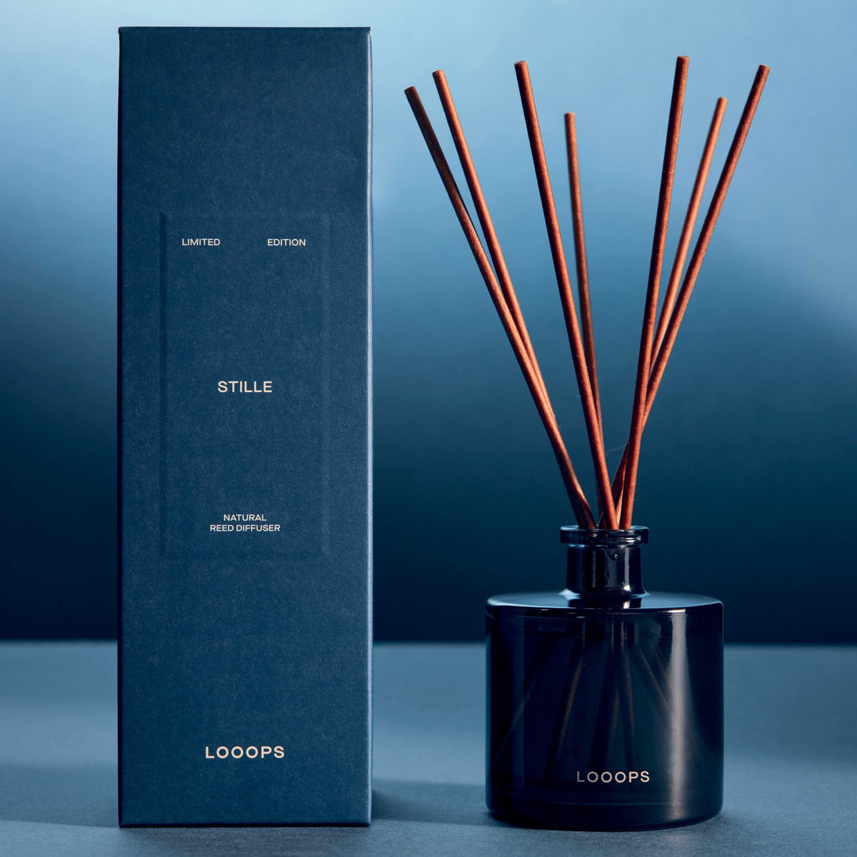 'Stille' Duftstäbchen in blau getöntem Glasflakon - Limited Edition 2026