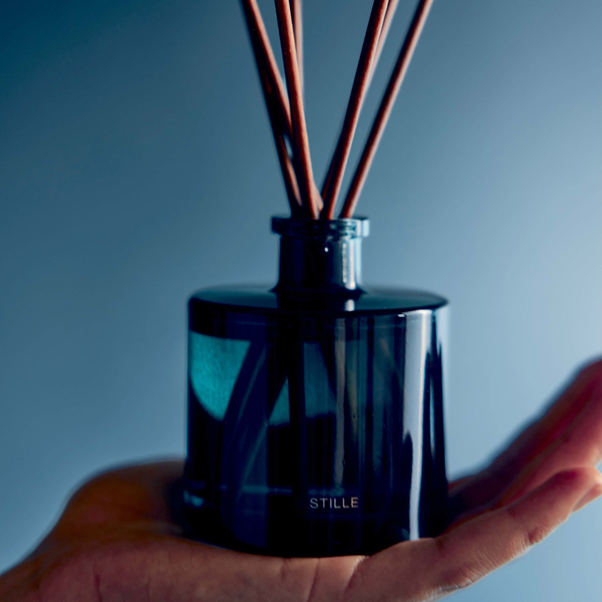 'Stille' Duftstäbchen in blau getöntem Glasflakon - Limited Edition 2026