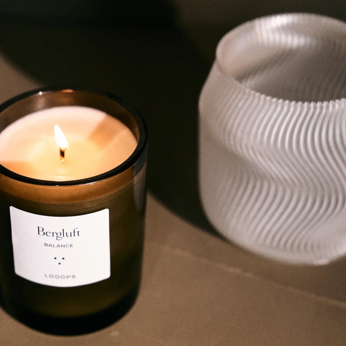 Looops x Sheyn Kerze Vellen neben klassischer Looops Duftkerze – Designvergleich zweier Editionen.