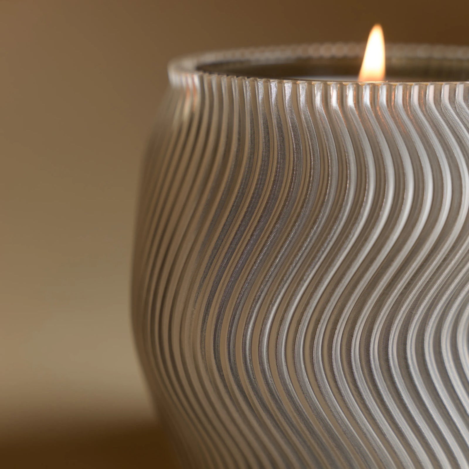 Nahaufnahme der brennenden Looops x Sheyn Kerze Vellen – natürliche Flamme mit warmem Lichtschein.