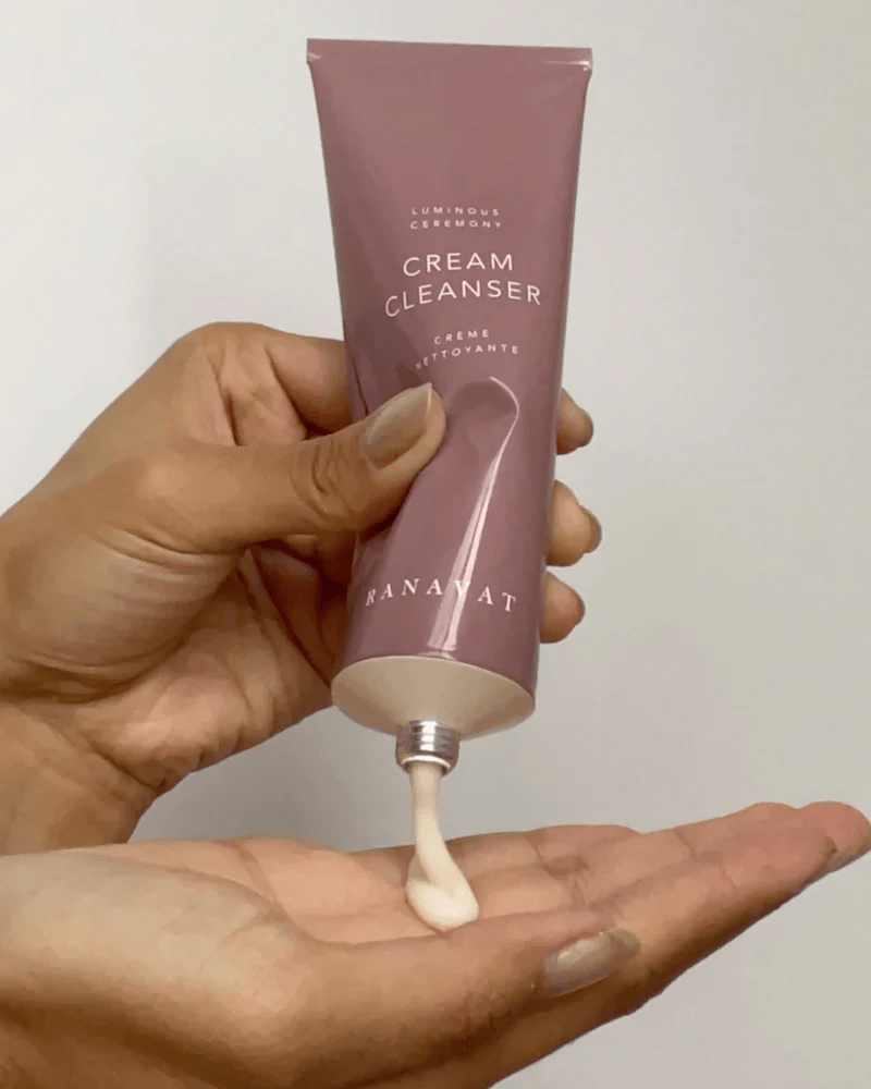 Ranavat Luminous Ceremony Cleanser Tube in Gebrauch vor weißem Hintergrund