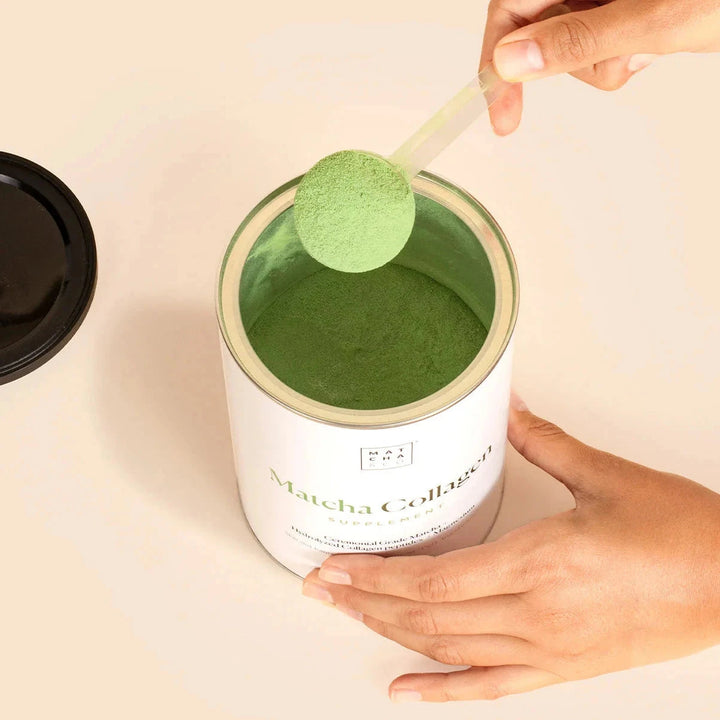 Dosierlöffel mit Matcha Kollagen Lemon Flavour Pulver über Produktdose von Micha & Co.