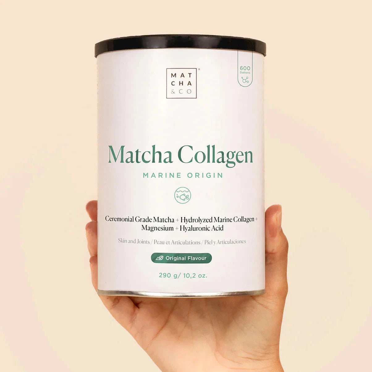 Hand hält Verpackung von Matcha Marine Kollagen con Matcha & CO in die Kamera.