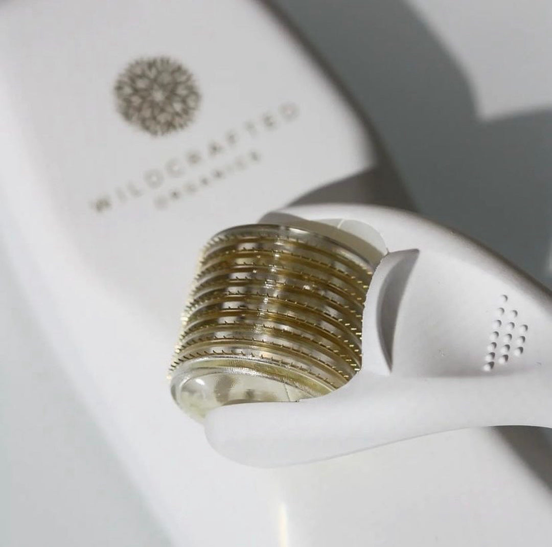 Nahaufnahme des Wildcrafted Organics Microneedle Dermal Rollers. North Glow