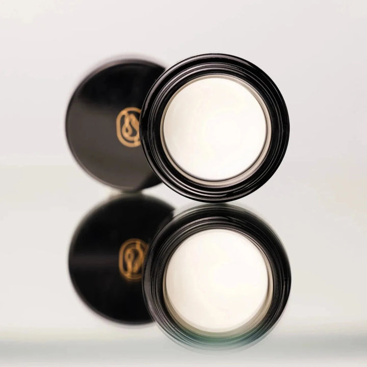 Geöffneter Tiegel der MIORELAXANT MAGIC™ Eye Cream – seidige, cremige Textur für intensive Feuchtigkeit und glatte Augenpartie
