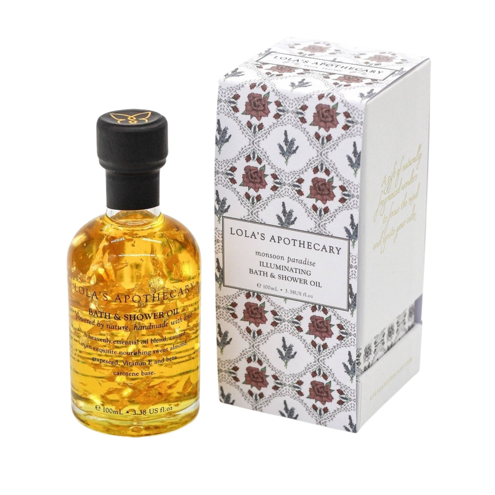 Eine Glasflasche Bath & Shower Oil von Lola's steht vor weißem Hintergrund neben der Verpackung.