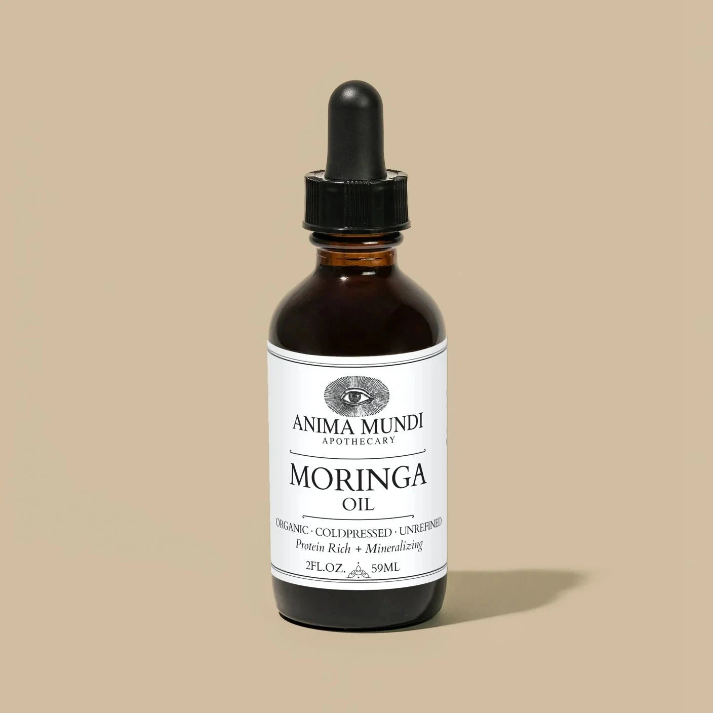 Glasflasche Moringa Oil von Anima Mundi, stehend, vor beigem Hintergrund.