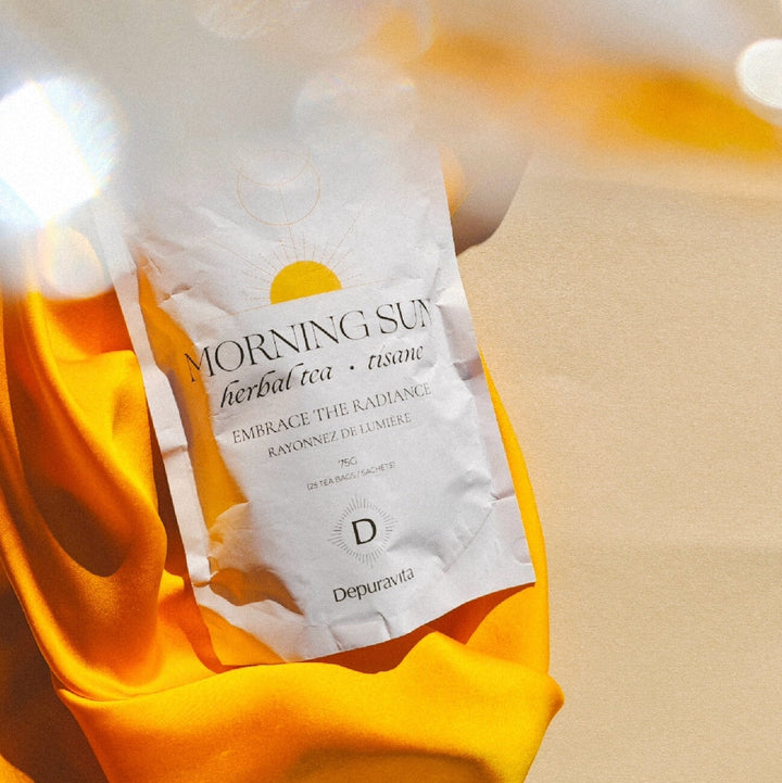Depuravita Morning Sun Tee liegt auf einem orangefarbenen Tuch.