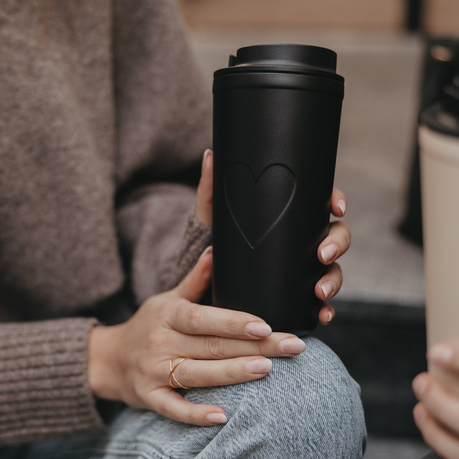 To go Becher mit Herz in schwarz