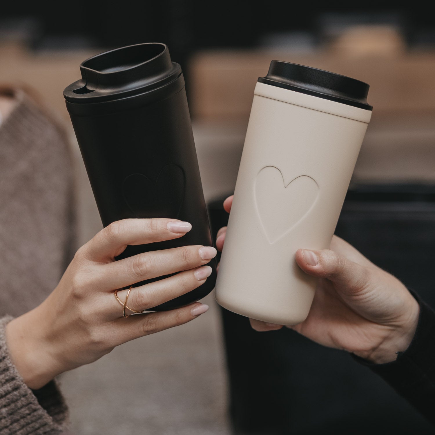 To go Becher mit Herz in schwarz