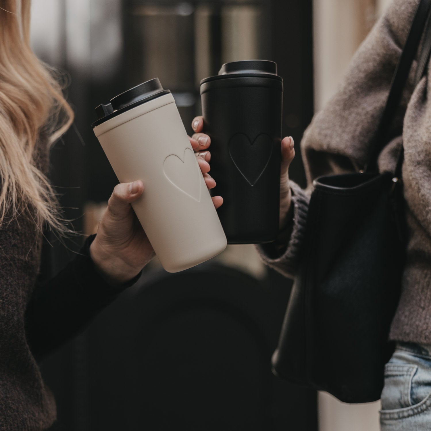 To go Becher mit Herz in schwarz