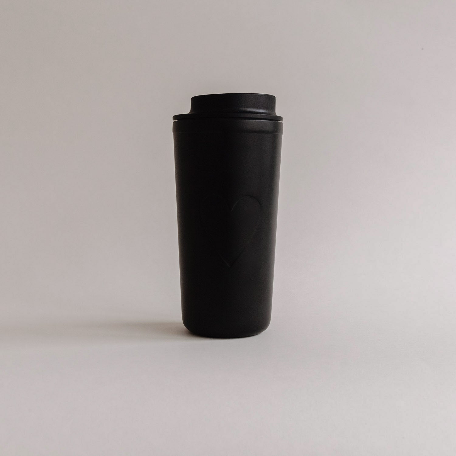To go Becher mit Herz in schwarz