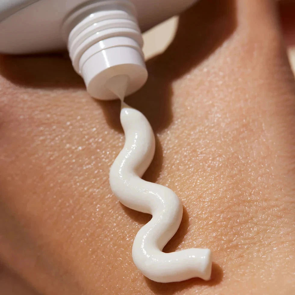 Inika Natural Sunscreen SPF50+ Creme auf Handrücken.