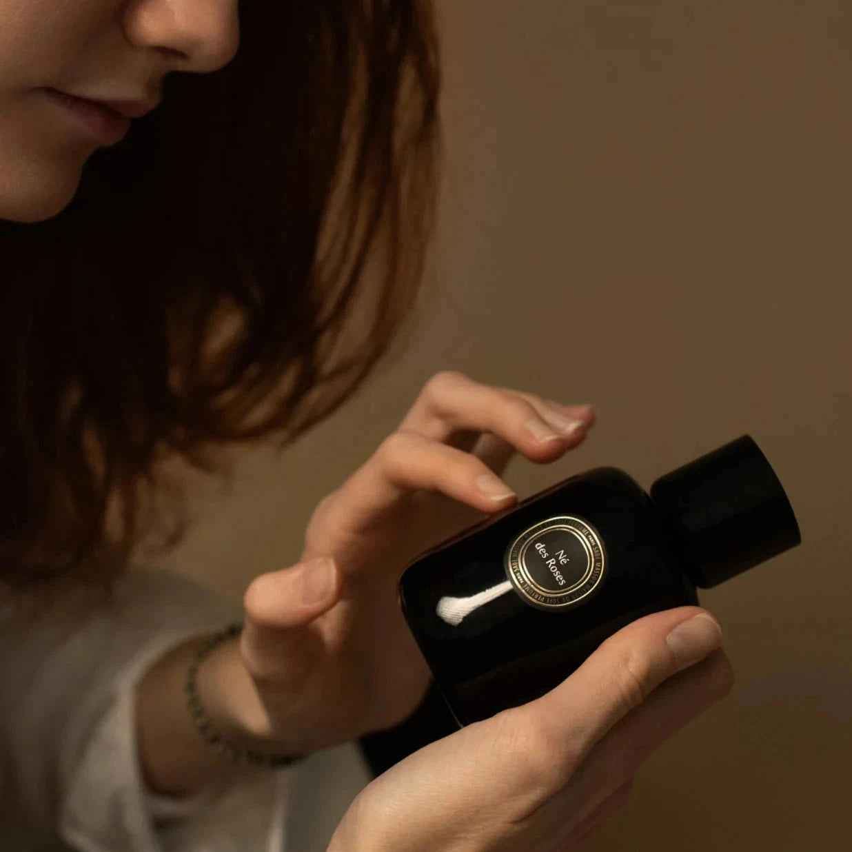 SABÉ MASSON Né des Roses Soft Perfume – alkoholfreies Parfum, pflegend & vegan - in der Hand gehalten