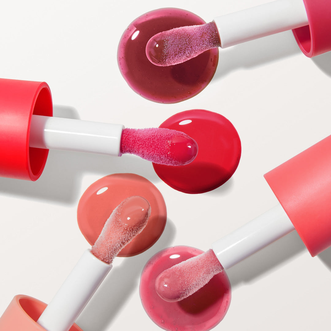 Aplikatorköpfe der Legendary Lip Oil von RMS Brauty in 4 Farben mit jeweils einem Klecks des Farbtons. North Glow