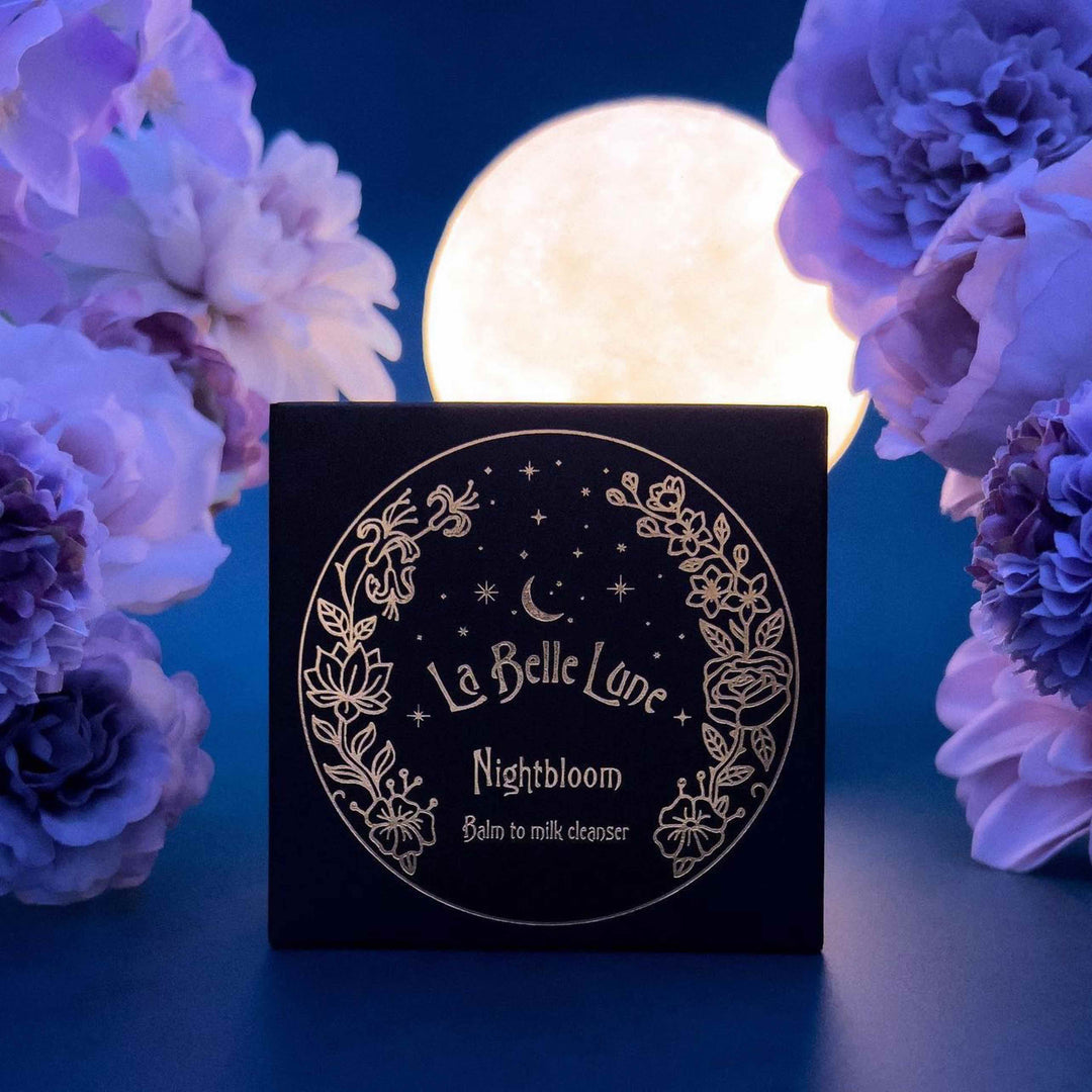 Nightbloom Balm-to-Milk Cleanser von La Belle Lune – Produktfoto vor dunklem Hintergrund North Glow